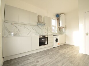 Flat to rent in Langley Road, Elmers End BR3