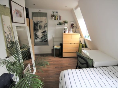 Flat to rent in Leighton Road, Kentish Town NW5