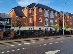 Flat to rent in Old Park Road, Hitchin SG5