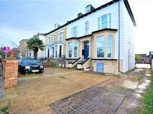 Flat to rent in Overcliffe, Gravesend DA11