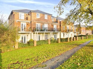Flat to rent in Priests Lane, Brentwood, Essex CM15