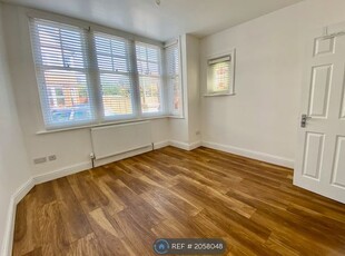 Flat to rent in Raphael Road, Hove BN3