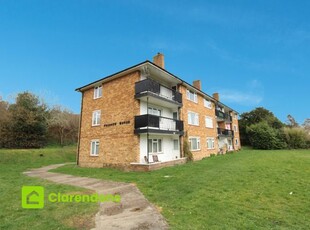 Flat to rent in Reigate, Surrey RH2