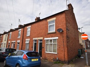 Flat to rent in South Terrace, Abington, Northampton NN1