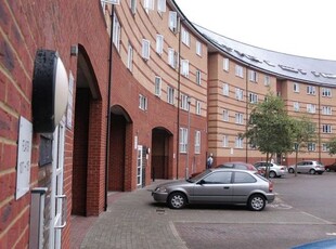 Flat to rent in St. Peter Street, Maidstone ME16