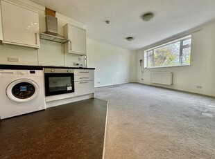 Flat to rent in Station Approach, Shepperton TW17