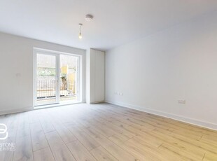 Flat to rent in Temple Road, Croydon CR0