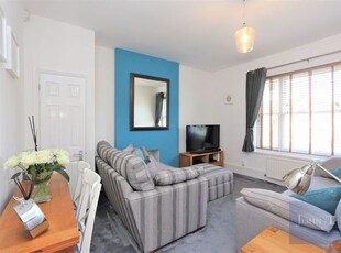 Flat to rent in Thurlby Close, Woodford Green IG8