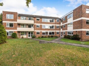 Flat to rent in Warrenhyrst, Guildford GU1