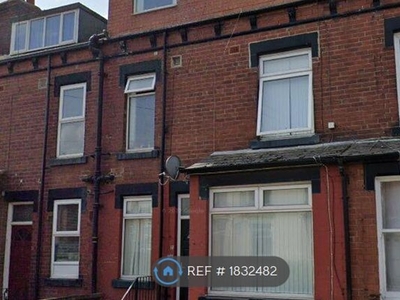 Terraced house to rent in Woodlea Place, Leeds LS11