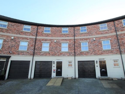Town house to rent in Brook Crescent, Wakefield WF1