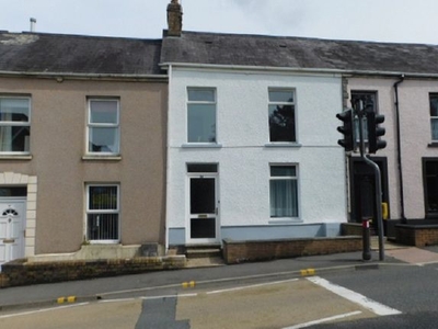 Town house to rent in Rhosmaen Street, Llandeilo, Carmarthenshire. SA19