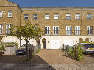 4 bedroom property for sale in Chadwick Place, Surbiton, KT6
