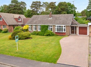 Bungalow to rent in Parkway, Crowthorne, Berkshire RG45