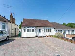 Bungalow to rent in The Courtway, Watford, Hertfordshire WD19