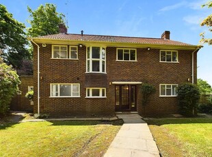 Detached house to rent in Mount Park Road, Harrow-On-The-Hill, Harrow HA1