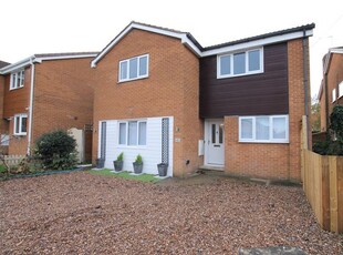 Detached house to rent in Queens Drive, Cottingham HU16