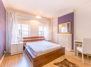 Flat in Park Road, Marylebone, NW1