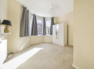 Flat in Robinson Road, Colliers Wood, SW17