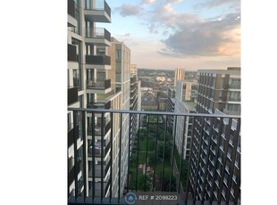 Flat to rent in Amberley House, London SW11