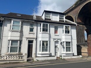 Flat to rent in Beaconsfield Road, Brighton BN1