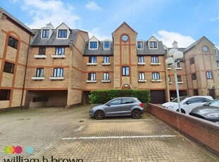 Flat to rent in Brick Court, Jetty Walk, Grays RM17