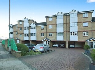 Flat to rent in Chandlers Wharf, Esplanade, Rochester, Kent ME1