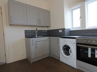 Flat to rent in Clifford Avenue, London SW14