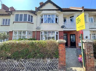Flat to rent in Cranley Road, Westcliff-On-Sea SS0