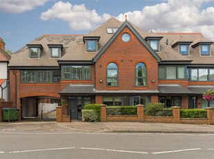 Flat to rent in Hare Lane, Claygate, Esher KT10