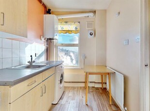 Flat to rent in Hillside Avenue, Cheshunt, Waltham Cross EN8