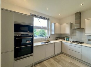 Flat to rent in Lansdowne Road, Croydon, Surrey CR0