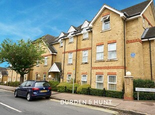Flat to rent in Lower Park Road, Loughton IG10