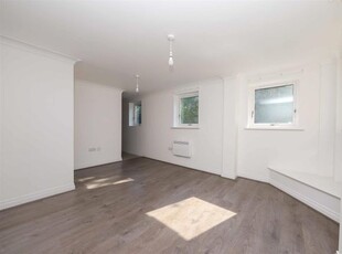 Flat to rent in Lucida Court, Watford WD18