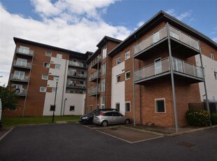 Flat to rent in Observer Drive, Watford WD18