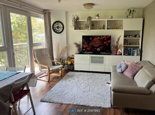 Flat to rent in Regal House, London IG2