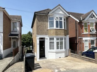 Flat to rent in Roberts Road, High Wycombe HP13