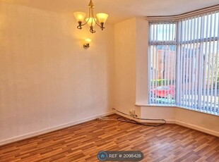 Flat to rent in Vicarage Road, Smethwick B67