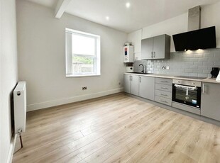 Flat to rent in Willow Lane, Birkby, Huddersfield HD1