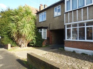 Maisonette to rent in Alton Court Willoughby Road, Langley SL3