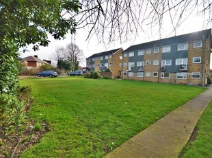 Maisonette to rent in Crofthill Road, Slough SL2