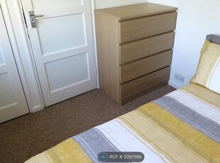 Room to rent in Hicks Beach Road, Cheltenham GL51