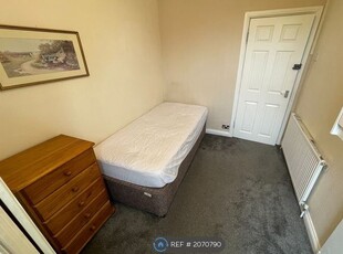Room to rent in Peashill Street, Rawmarsh, Rotherham S62