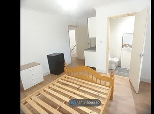 Room to rent in Stapleton Road, Borehamwood WD6