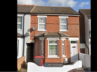 Semi-detached house to rent in Ragstone Road, Slough SL1