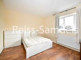 Terraced house to rent in Cahir Street, Canary Wharf, Isle Of Dogs, London E14