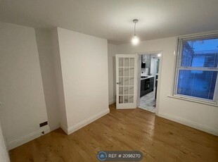 Terraced house to rent in Cliffe Road, South Croydon CR2