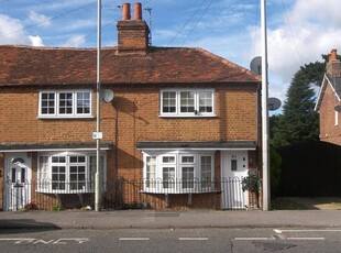 Terraced house to rent in London Road, Twyford, Berkshire RG10