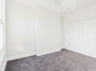 3 bedroom property for sale in Colney Hatch Lane, London, N10