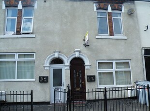 Flat to rent in Crewe, Cheshire CW2